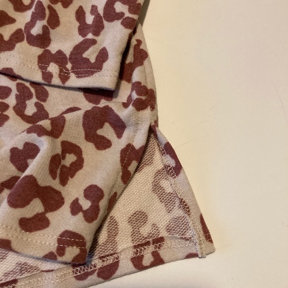 Long sleeve animal print v neck. - Picture 5 of 6